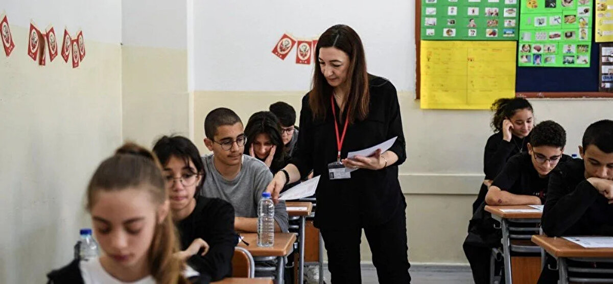 2025 LGS sonuçları açıklandıktan sonra adaylar için lise kayıt süreci gündeme geldi. Liselere Geçiş Sistemi (LGS) kapsamında yapılan merkezi sınav sonrası Anadolu Lisesi, Fen Lisesi, İmam Hatip Lisesi ve Meslek Liselerine yerleşen öğrenciler, kayıt işlemleriyle ilgili detayları araştırıyor. Peki, LGS lise kayıtları nasıl yapılır? 2025 lise kayıt tarihleri ne zaman? İşte Milli Eğitim Bakanlığı (MEB) tarafından açıklanan bilgiler ve kayıt sürecine dair merak edilenler…