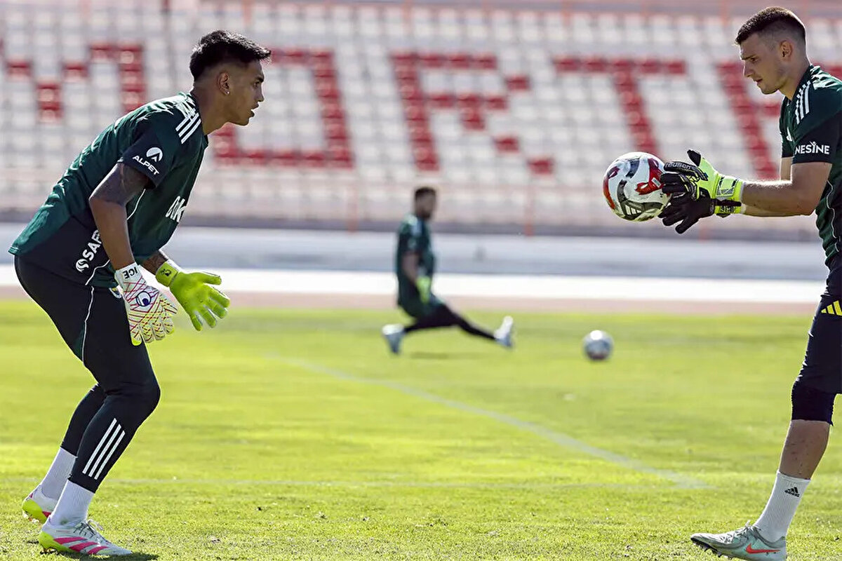 Peki Portekiz kampının yıldızı kim?<br><br>2025-2026'da kalede yerli ismin kullanılması planlanırken, Mourinho'nun şimdilik birinci kaleci olarak düşündüğü İrfan Can Eğribayat'ın kamptaki yüksek performansı teknik ekibin yüzünü güldürdü.<br><br>