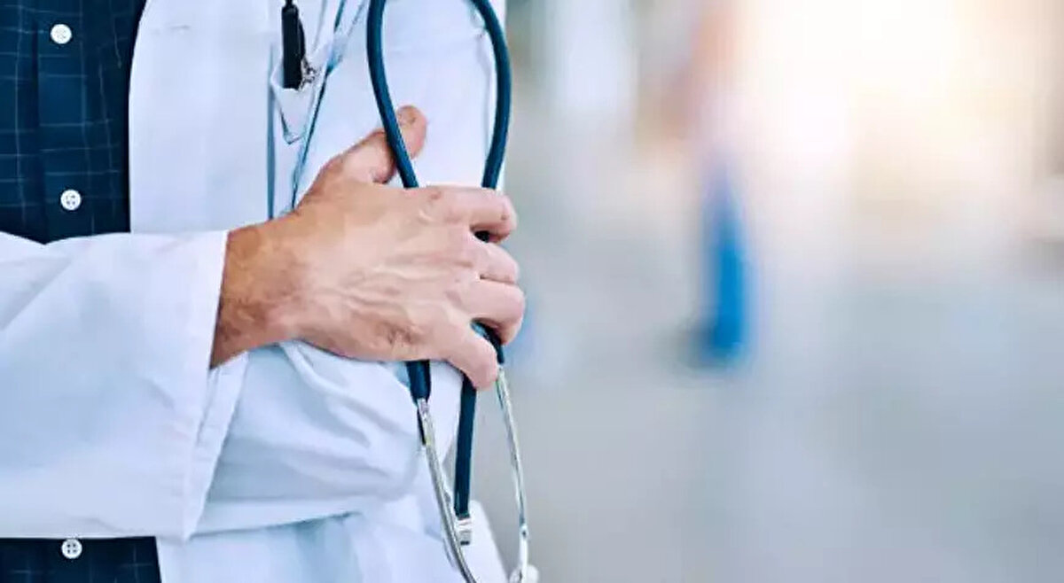 Sağlık raporu almak isteyen vatandaşlar için 2025 yılı güncel sağlık raporu ücreti listesi yayımlandı. Sağlık Bakanlığı tarafından erişime açılan yeni sistem ile birlikte sağlık raporu işlemleri daha şeffaf ve dijital hale getirildi. Aile hekimlerinden veya sağlık kurumlarından alınacak raporlar için artık ödeme yapılması zorunlu olacak. İşte 2025 sağlık raporu ücretleri, ödeme yöntemleri ve sık sorulan soruların yanıtları...