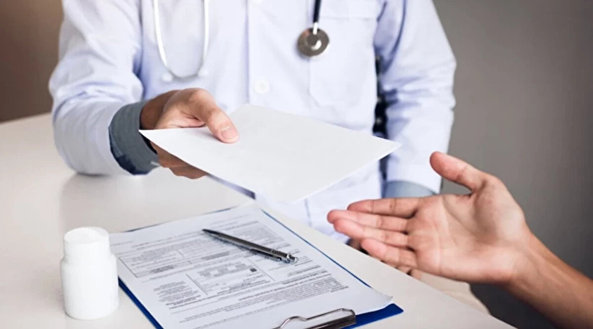 Sağlık raporu düzenlemesi yürürlüğe girdi<br><br>Yeni düzenleme kapsamında Aile hekimliği birimlerinde yapılan rapora esas muayene işlemleri ücretsiz kalmaya devam edecek. Ancak özel amaçlı sağlık raporlarının alınabilmesi için belirlenen ücretlerin ödenmesi gerekiyor. Sağlık Bakanlığı tarafından yayımlanan “Ek-2 Sağlık Hizmetleri Fiyat Tarifesi” doğrultusunda, güncel sağlık raporu ücretleri 2025 yılı itibarıyla belli oldu.