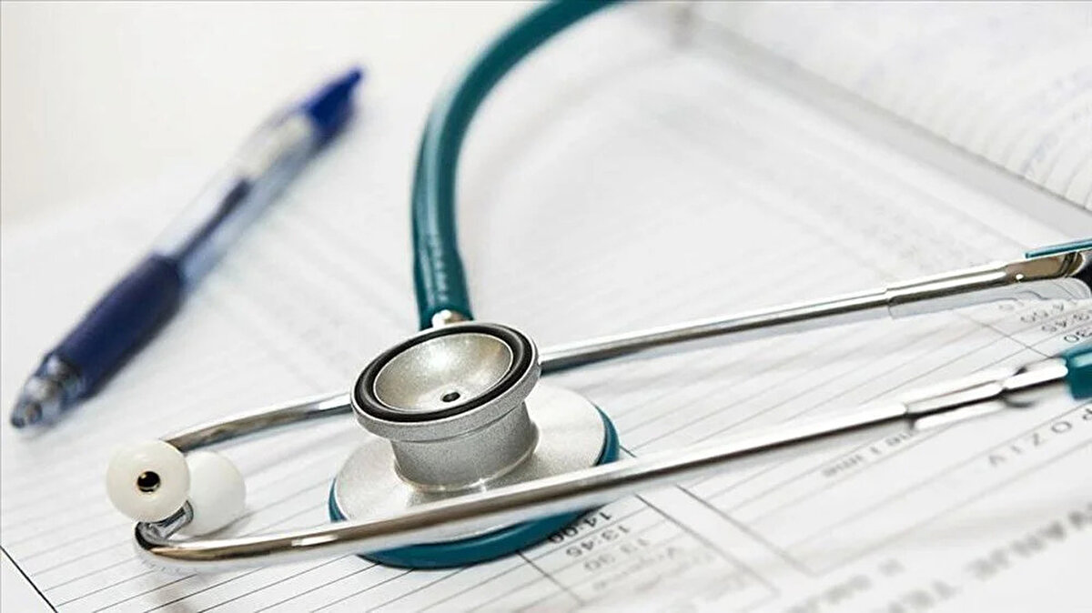 Sık sorulan sorular<br><br>Aile hekiminde muayene ücreti alınacak mı?<br>Hayır. Aile hekimliğinde yapılan muayene işlemleri ücretsiz olmaya devam ediyor. Ücret sadece rapor düzenlenmesi için alınıyor.<br><br>Sağlık raporumu nereden görebilirim?<br>Sağlık raporunuz ödeme işlemi tamamlandıktan sonra e-Devlet ve e-Nabız uygulaması üzerinden kolayca görüntülenebilir.<br><br>Ödeme yapmadan sağlık raporu alınabilir mi?<br>Hayır. Yeni düzenleme ile özel amaçlı raporlar için işlem kodu alınmadan ve ödeme yapılmadan rapor düzenlenmeyecektir.<br><br>Sağlık raporu almak isteyenler için sağlık raporu ücreti ve ödeme detaylarını anlattık. 2025 güncel sağlık raporu fiyatlarına göre planlamanızı yaparak hızlı ve kolay şekilde e-Devlet’ten işlemlerinizi tamamlayabilirsiniz.