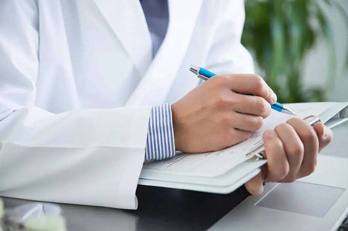 Sağlık raporu ücreti 2025 ne kadar oldu?<br><br>İşte 2025 yılı güncel sağlık raporu ücreti listesi:<br><br>Tek Hekim Sağlık Raporu300 TL<br>Tek Hekim Sağlık Raporu (Aile Hekimliği) 250 TL<br>Sağlık Kurulu Raporu 1250 TL<br>Silah Ruhsatı için Sağlık Kurulu Raporu1500 TL<br>Sürücü Raporu (Tek Branş) 300 TL<br>Sürücü Raporu (İki Branş) 450 TL<br>Sürücü Raporu (Sağlık Kurulu) 750 TL<br>Uçucu Raporu (Sivil Vatandaş) Sınıf I 5250 TL<br>Uçucu Raporu (Sivil Vatandaş) Sınıf II 3750 TL<br>DalgıçDenizaltıcı Sınıfı Raporu (Sivil Vatandaş) 3750 TL<br>Psiko-Teknik Değerlendirme (Psikiyatri Muayenesi) 300 TL