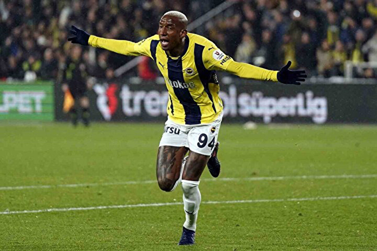 Yeni sezon hazırlıklarını sürdüren Fenerbahçe'de Anderson Talisca şoku yaşanıyor.<br>