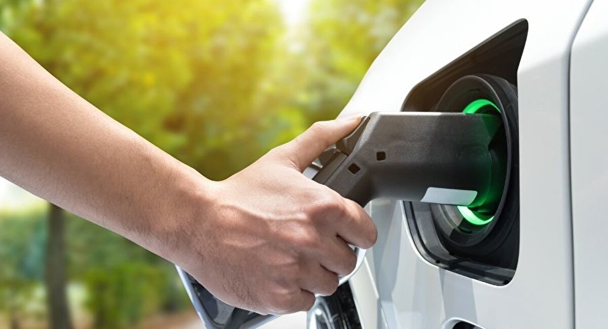 Öne çıkanlar:<br><br>Çin, elektrikli araç satışında lider: 1,11 milyon adet<br><br>Avrupa’da %23’lük büyüme kaydedildi<br><br>Amerika’da satışlar %9 oranında düştü<br><br>Küresel pazarın yeni lideri Çin oldu