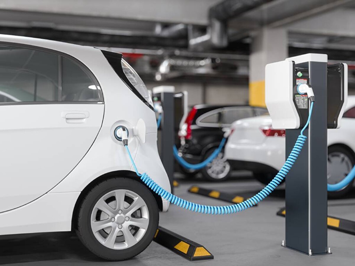 Avrupa’da elektrikli araç satışları hız kazandı<br><br>Avrupa'da da elektrikli otomobil satışları büyümeye devam ediyor. Haziran ayında Avrupa genelinde yaklaşık 390 bin adet araç satılırken, yıllık bazda büyüme oranı %23 olarak kaydedildi. Almanya, Fransa ve İspanya gibi ülkelerde uygulanan teşvik paketleri satışları yukarıya çekmeye devam ediyor. Özellikle Renault ve Volkswagen gibi markaların küçük segmentteki modelleri ilgi görürken, Çinli BYD gibi markalar da Avrupa pazarında güçlü şekilde yerini almaya başladı.