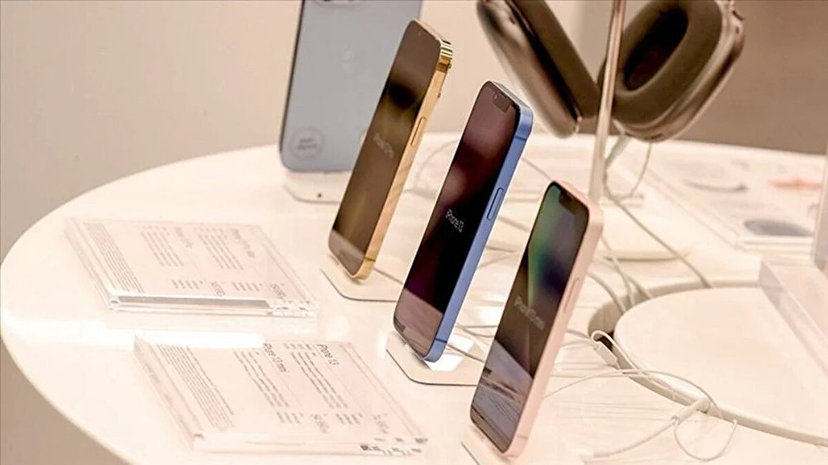 iPhone 17 çıkış tarihi belli oldu mu?<br><br>Apple, her yıl olduğu gibi 2025’te de Eylül ayında yeni iPhone serisini tanıtacak. Bloomberg’in güvenilir analistlerinden Mark Gurman’ın paylaştığı bilgilere göre iPhone 17, iPhone 17 Air ve iPhone 17 Pro modelleri 8 Eylül 2025 haftasında tanıtılacak. Apple’ın geleneksel lansman düzenine sadık kalacağı ve tanıtım etkinliğinin büyük ihtimalle 9 Eylül 2025 Salı günü yapılacağı tahmin ediliyor.<br><br>Apple, son yıllarda iPhone tanıtımlarını genellikle Eylül’ün ikinci haftası, Salı günleri gerçekleştiriyor. Geçmiş tanıtım tarihleri de bu beklentiyi güçlendiriyor.