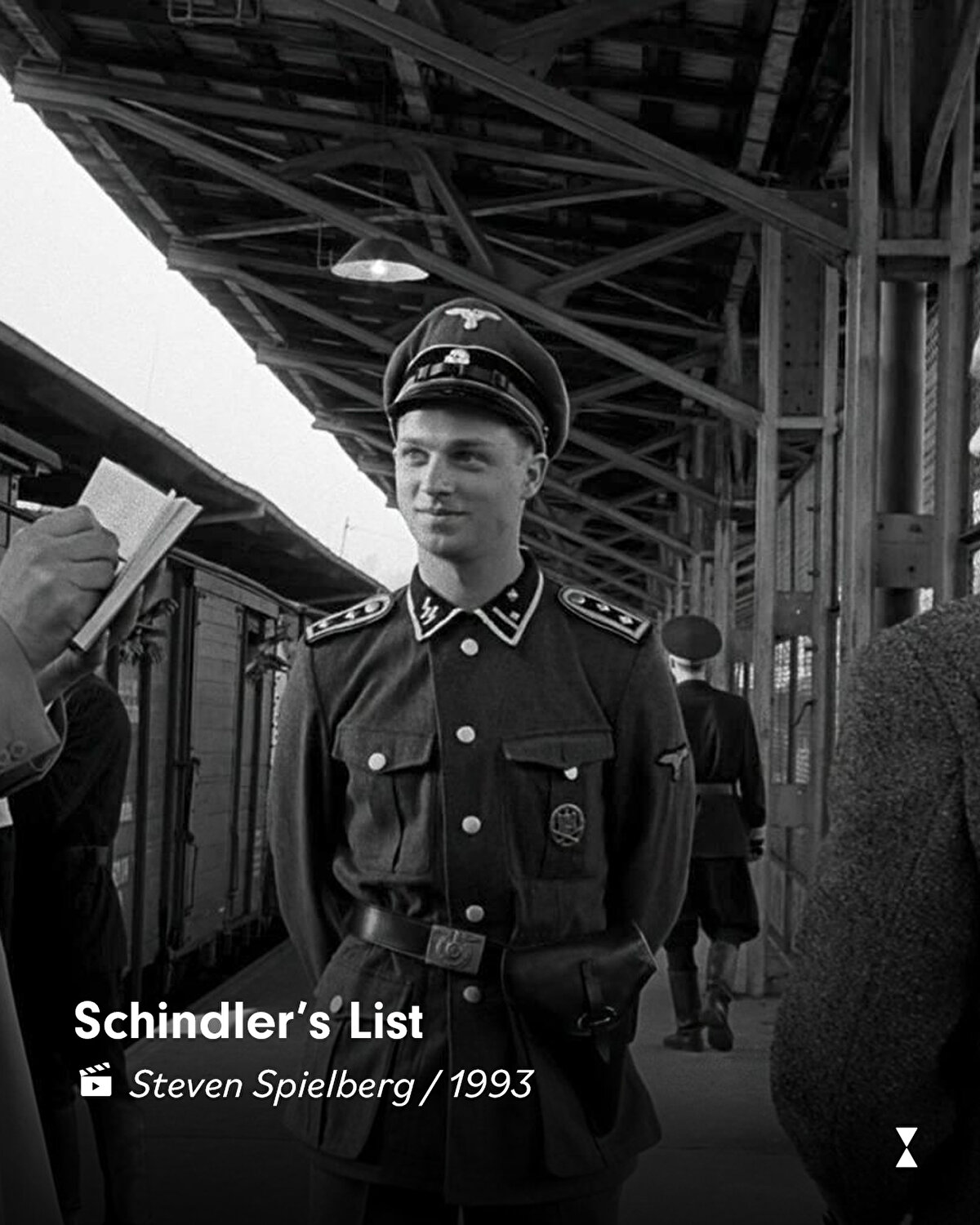 Biyografik filmler, yalnızca bir kişinin hayatını anlatmakla yetinmez. Aynı zamanda o kişinin yaşadığı dönemin sosyal, siyasal ve kültürel atmosferini de perdeye taşır.