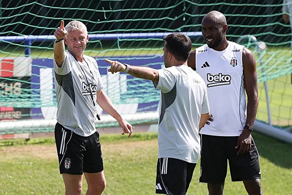 Kaç kez Formayı giydiler?<br><br>Siyah beyazlı forma altında tüm kulvarlarda 38 maça çıkabilen tecrübeli orta saha bu karşılaşmalarda 3 kez de gol sevinci yaşadı.<br><br>Jean Onana ise, bu zamana dek yalnızca 16 kez Beşiktaş formasıyla sahada yerini alabildi ve 1 asist yaptı.<br><br>