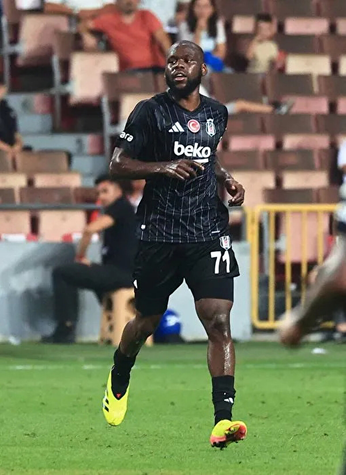 Piyasa değerleri ne? <br><br><br>Transfermarkt verilerine göre Musrati'nin güncel piyasa değeri 8 milyon Euro, Onana'nın ise 1.8 milyon Euro olarak gösteriliyor.<br>