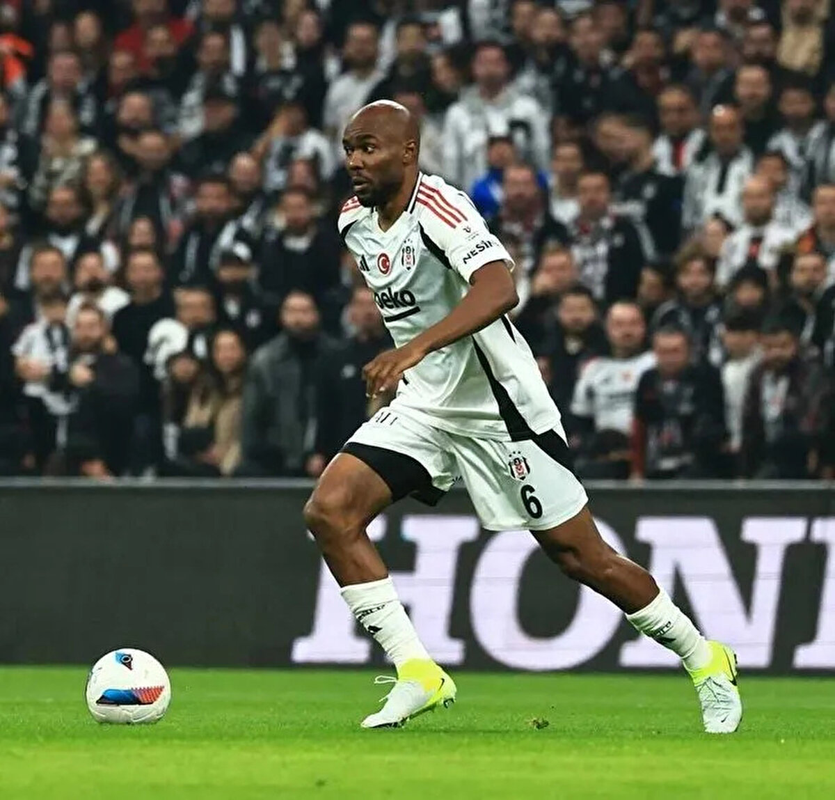 Sözleşme durumları<br><br>Musrati ve Onana'nın Beşiktaş ile olan mevcut sözleşmeleri 30 Haziran 2027'ye kadar devam ediyor.<br>