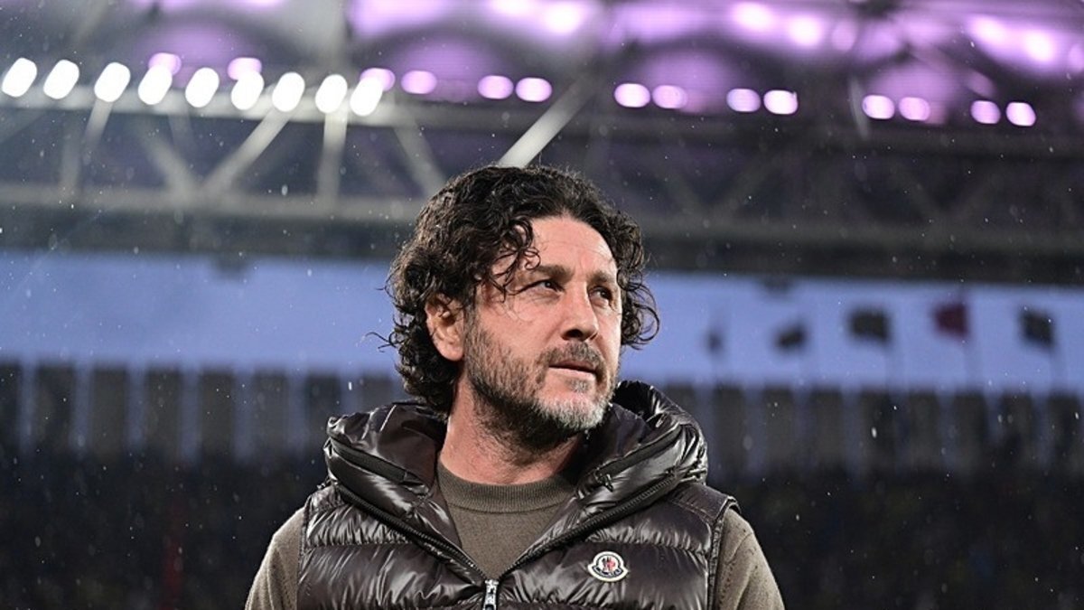 Fatih Tekke, takıma yapılmasını istediği takviyelerle ilgili, "Oyuncularıma da söyledim size de söylüyorum. En az 2 orta saha, bir kenar ve bana göre bir de stoper. Bu arada sayısal bir problemimiz var, dolayısıyla içerideki oyunculardan kalacakların, gideceklerin meselesi var. Yavaş ilerliyoruz, bunu biraz daha hızlandırmamız lazım. Beklentim o. Ama şu ana kadar gördüğüm başkanımız ve tüm ekip elinden geleni yapıyor. Bazen istemediğimiz durumlar yaşayabiliyoruz ama şu an için biraz yavaş kaldık diyebilirim." ifadelerini kullandı.