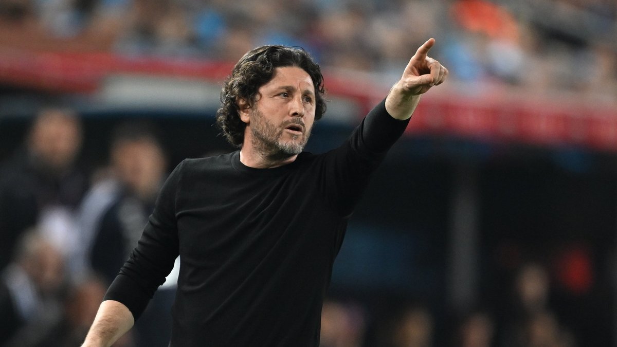 "Genç, yaşlı olması benim için çok bir şey ifade etmiyor. Eğer yetenekliyseniz 17 yaşında dünyanın birçok yerinde mesafe alabiliyor, milli takımlara gidebiliyorsunuz. Milli takımlarda bu yaşlarda oynayan birçok oyuncu var. Şu an bize katılan genç oyuncularımızın eksikleri var. Bizimle birlikte zamana, antrenmana, tempoya, ilişkilendirmeye, oyunu anlamaya, hatta bildiklerini unutmaya ihtiyaçları var. Dolayısıyla bu çocukların zamana ihtiyaçları var. Genç oyuncu olarak kategoriye koyduğumda zaman ihtiyacı olan, belli bir aşamaya gelmişse oynaması gereken, burada değilse bile başka yerde oynaması gereken oyuncular. Şu an yaşlısı genci tüm takımın çalışmasından memnunum."