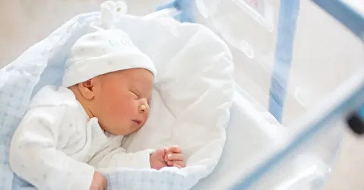 Geçen cuma günü, annesi taburcu işlemlerini tamamlarken, “hastanede sık sık tek başına dolaştığı bilinen” altı yaşındaki çocuk, bebeğin bulunduğu odaya girdi.