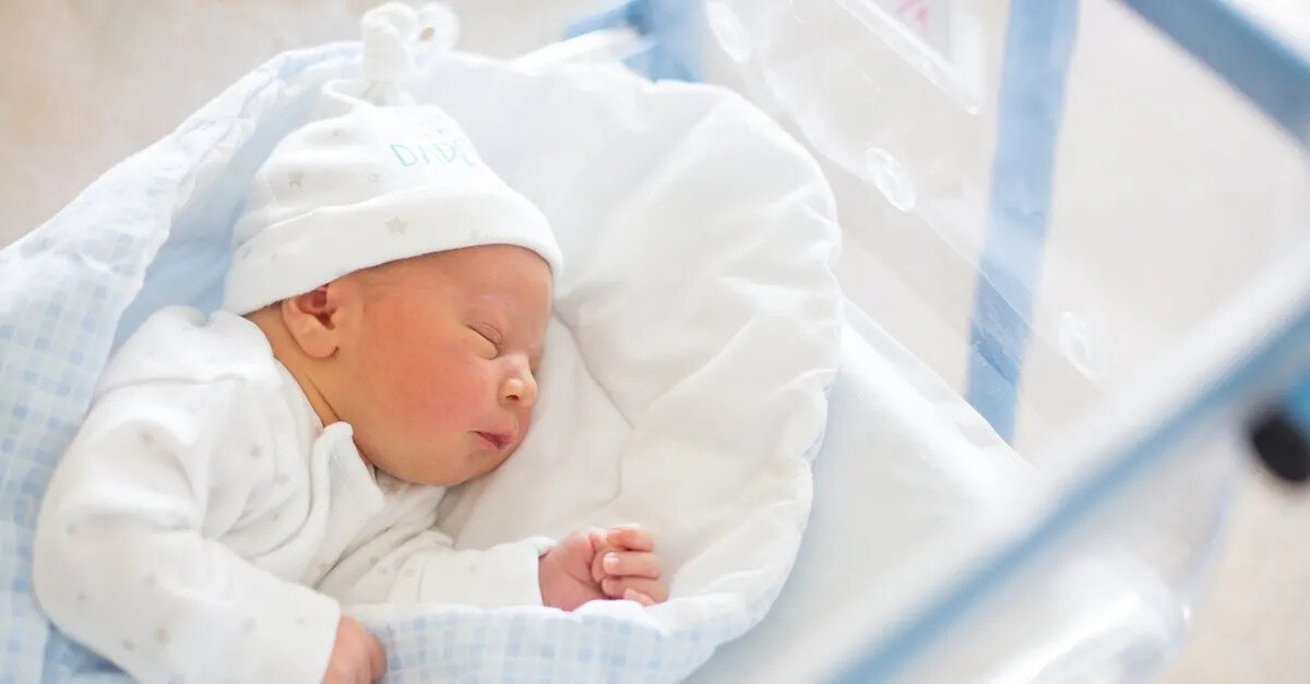 İddiaya göre küçük çocuk, bebeği bir oyuncak gibi tutmaya çalışırken yere düşürdü.