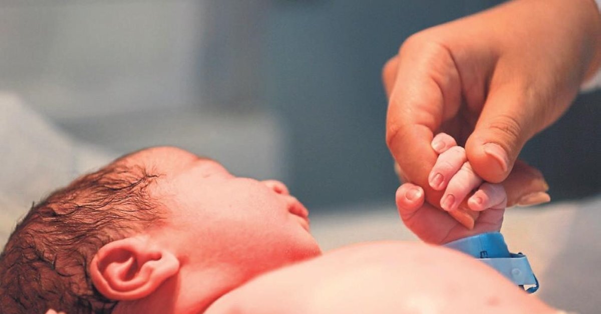 Annesi daha önceden uyarılmıştı<br><br>Ailenin verdiği bilgilere göre, söz konusu çocuk gün boyunca koridorlarda koşuşturuyor, odalara girip çıkıyordu.