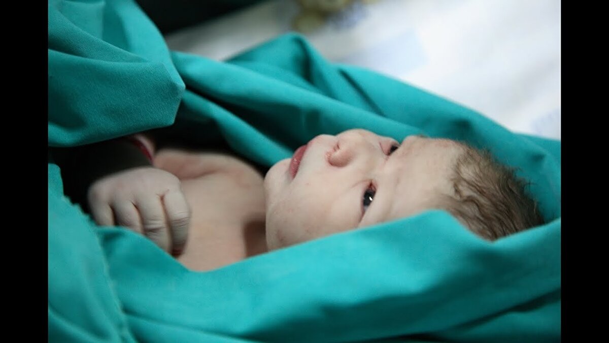 Gürültüyü duyan başka bir anne “yüksek bir ses” işittiğini ifade ederken, bebeğin bilinci kapalı halde yerde bulunduğu bildirildi.