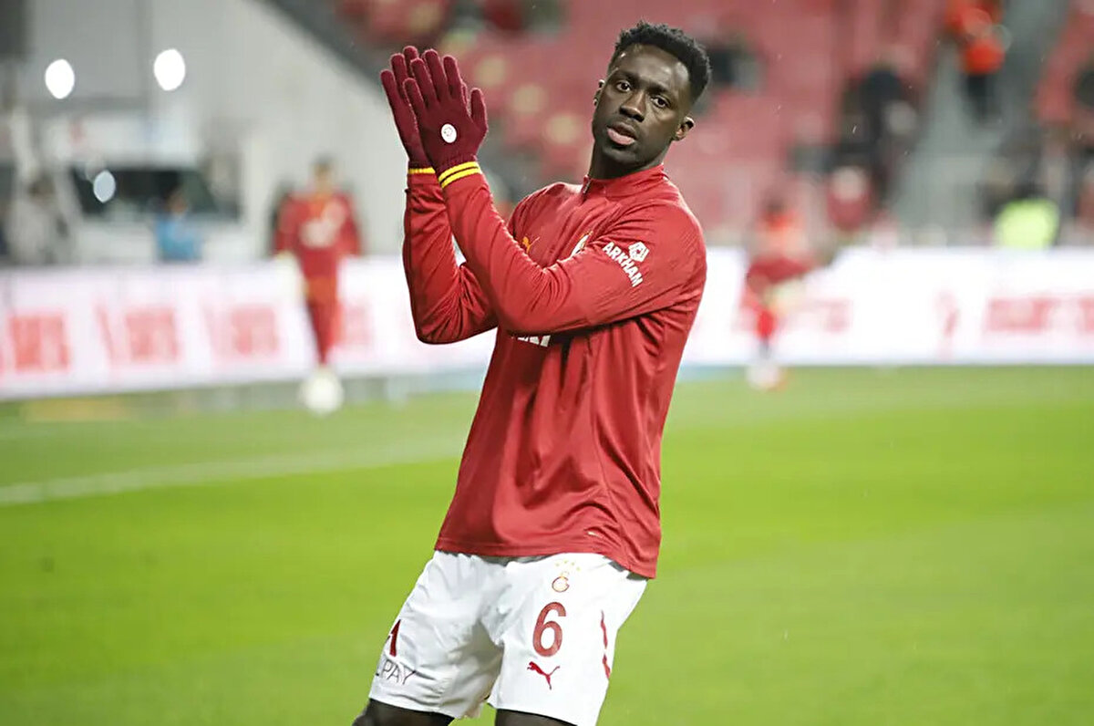 Galatasaray'da gösterdiği performansla defans hattının bel kemiği olan Davinson Sanchez için Como'nun ısrarı sürüyor.