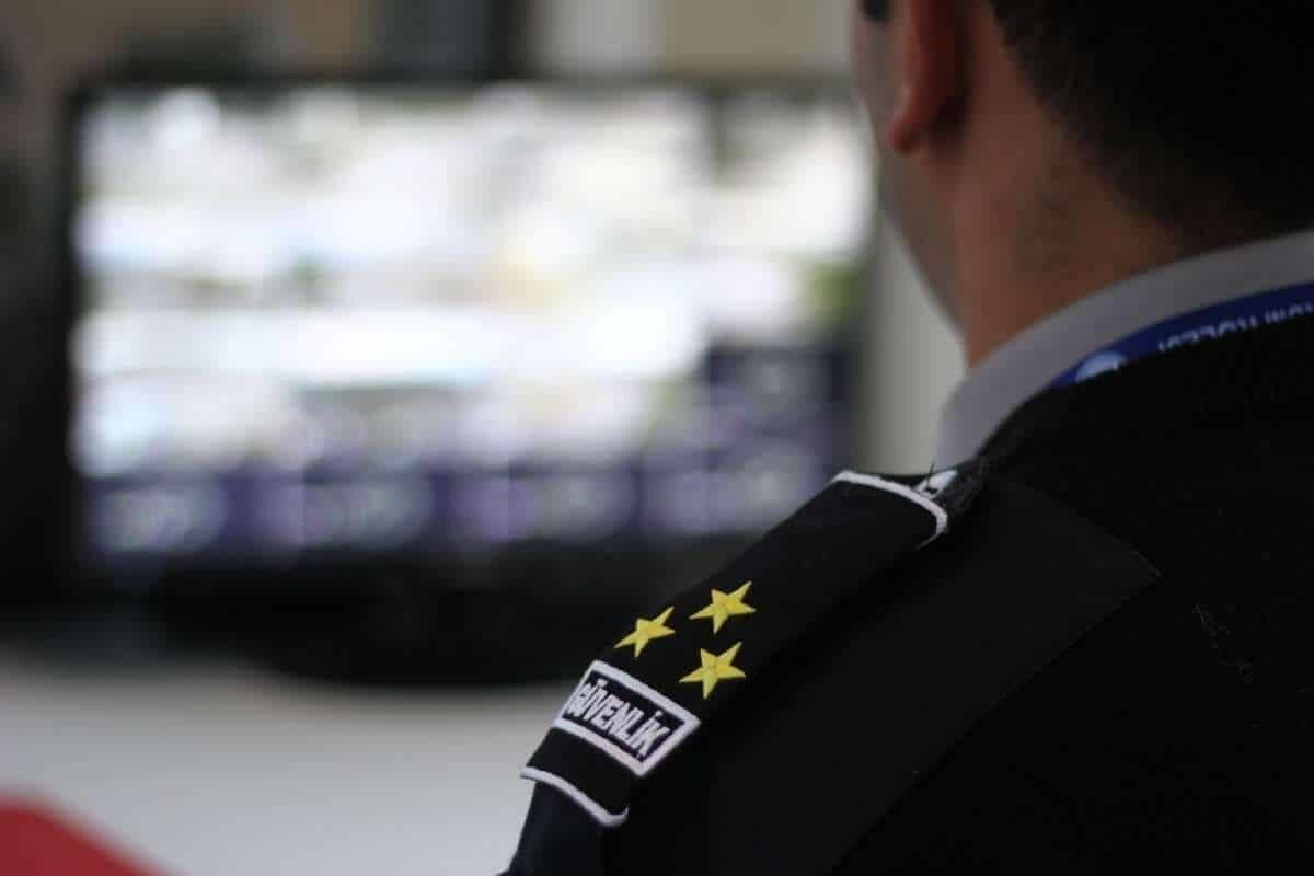 Özel Güvenlik Görevlisi olmak isteyenlerin katılım sağladığı 115. Temel Eğitim ve 91. Yenileme sınavına ilişkin sonuç tarihi için heyecanlı bekleyiş sürüyor. 29 Haziran Pazar günü Emniyet Genel Müdürlüğü Özel Güvenlik Denetleme Başkanlığı tarafından uygulanan sınavın ardından gözler sonuç açıklamasına çevrildi. Toplamda 100 çoktan seçmeli sorudan oluşan sınavda her doğru cevap bir puan olarak değerlendirilecek ve sonuçlar 100 tam puan üzerinden hesaplanacak. ÖGG sınav sonuçlarına www.egm.gov.tr/ozelguvenlik adresi üzerinden erişim sağlanabilecek. Resmi duyuruya göre 115. Temel Eğitim ve 91. Yenileme sınavının sonuçları 18 Temmuz 2025 tarihinde ilan edilecek. ÖGG sonuç sorgulama ekranı ve detaylı bilgilere haberimizden ulaşabilirsiniz. İşte ÖGG sınavı hakkındaki diğer detaylar...