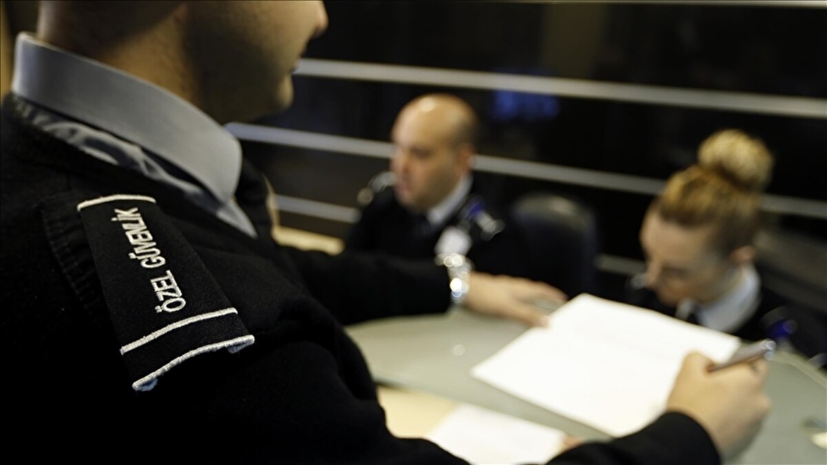 Silah farkı sınavı soru sayısı ve puanlama<br><br>Silah taşıma yetkisi almak isteyen adaylar için ise silah farkı sınavı uygulanıyor. Bu bölümde 25 adet silah bilgisi sorusu yöneltiliyor ve her soru iki puan değerinde oluyor. Bu adaylar için toplam değerlendirme 50 puan üzerinden yapılıyor.