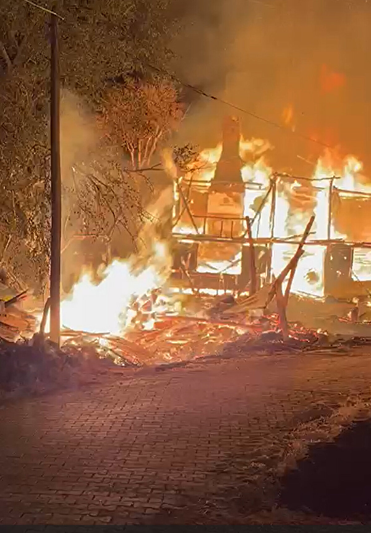 Toplamda 2 ev ve 10 samanlık alevlere teslim oldu. Ayrıca bir ev de yangından zarar gördü.