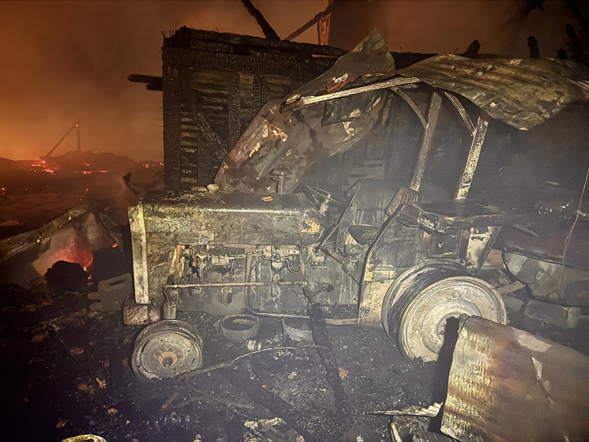 Kontrol altına alınan yangında ekiplerin soğutma çalışmaları sürüyor.