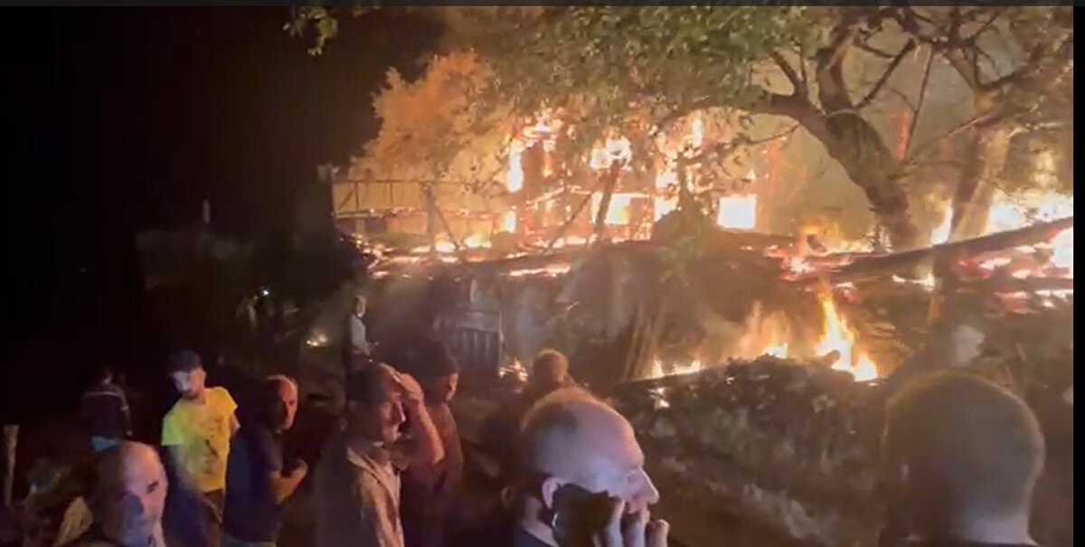 Edinilen bilgiye göre, henüz bilinmeyen bir sebeple başlayan yangın kısa sürede büyüyerek yerleşim alanını sardı.