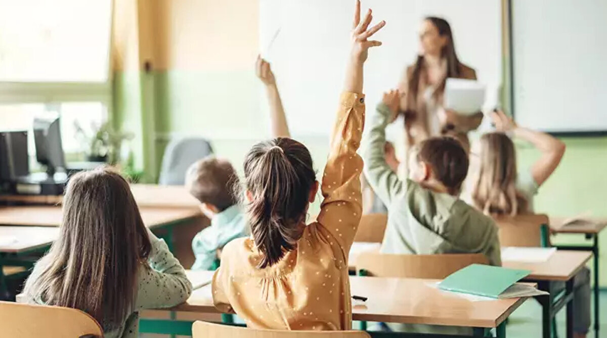 Okulların açılmasına kaç gün kaldı?<br><br>2025-2026 eğitim dönemi için okulların açılmasına bugünden itibaren 54 gün kaldı. Yaz tatili, 8 Eylül Pazartesi günü sona erecek ve öğrenciler okullarına dönecek.