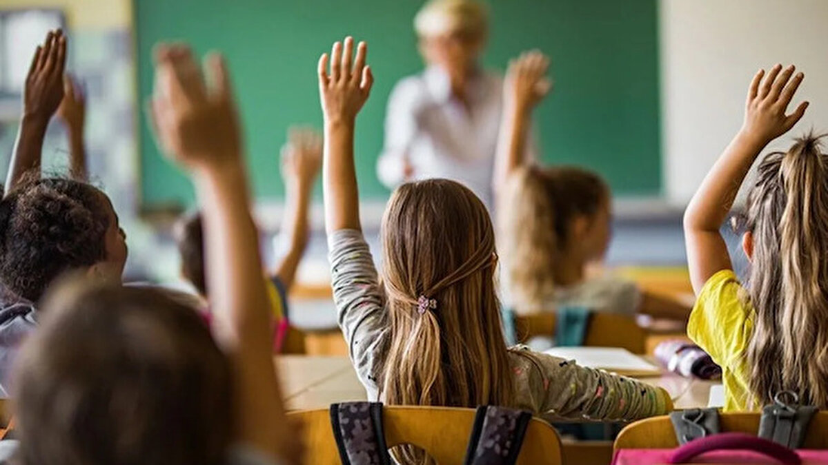 Yaz tatili ne zaman bitecek?<br><br>2024-2025 eğitim öğretim dönemi 20 Haziran 2025 Cuma günü sona erdi ve öğrenciler uzun yaz tatiline başladı. MEB tarafından açıklanan yeni takvime göre yaz tatili toplamda yaklaşık 80 gün sürecek. Tatilin ardından öğrenciler 8 Eylül Pazartesi günü okullarına kavuşacak.