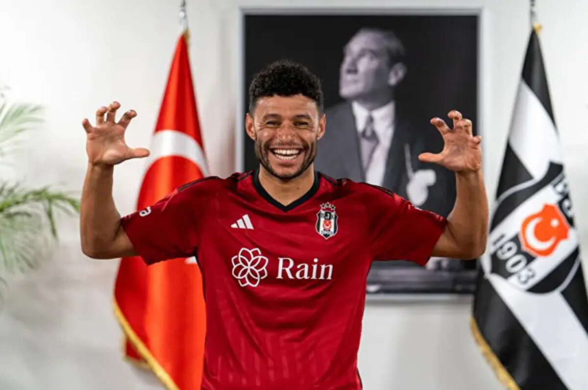 EFL Analysis'in haberine göre; geçtiğimiz sezon Premier Lig'de küme düşen ve bu sezon Championship'te mücadele edecek olan Southampton, Alex Oxlade-Chamberlain'in durumunu yakından takip ediyor.<br>