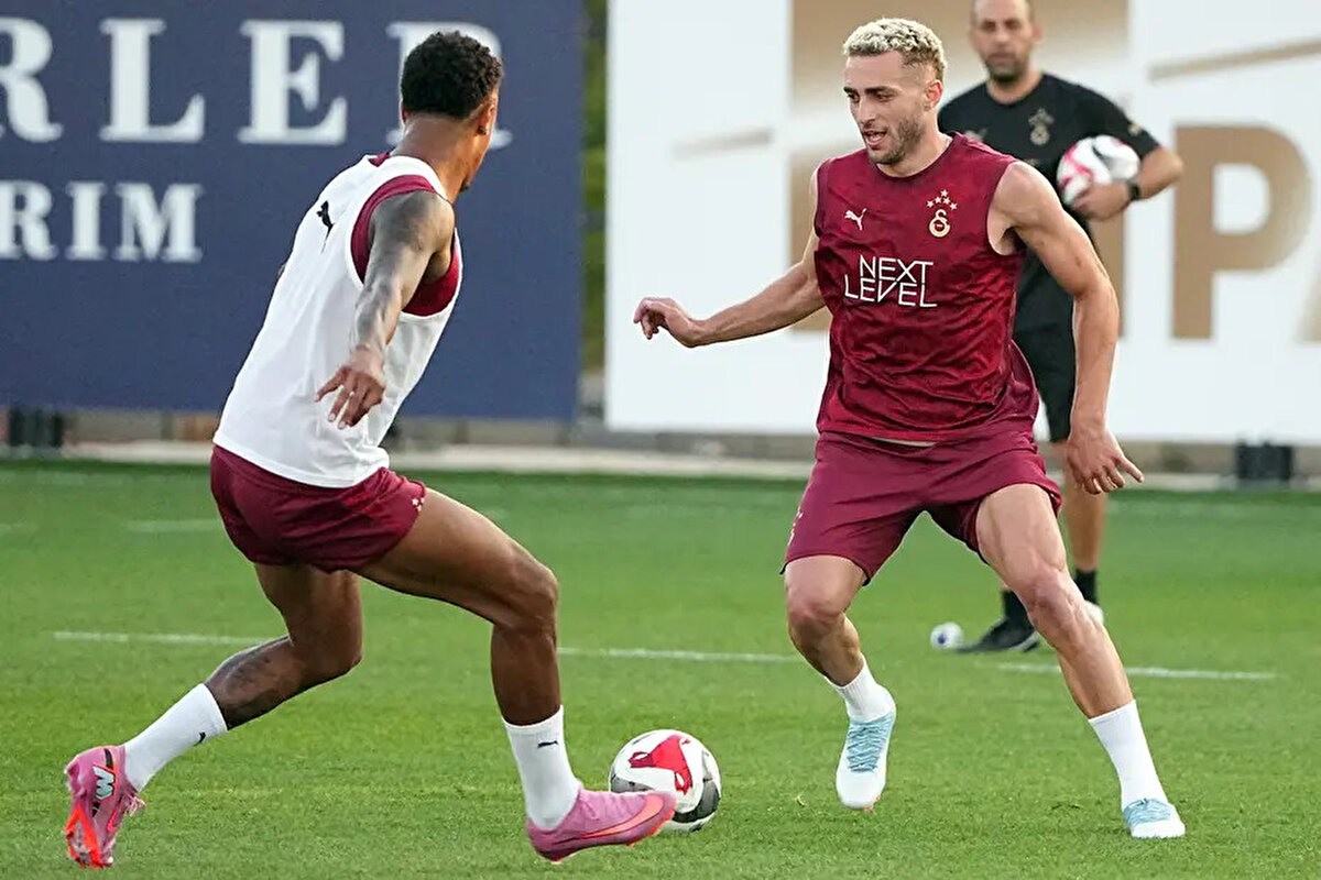 Teknik direktör Okan Buruk yönetimindeki antrenman, iki grup halinde topa sahip olma çalışmasının ardından çift kale maçla sona erdi.<br>