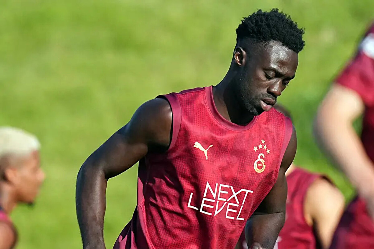Galatasaray'da teknik ekibin özel izin verdiği Kolombiyalı stoper Davinson Sanchez ile İspanyol santrfor Alvaro Morata da kampa katıldı<br>