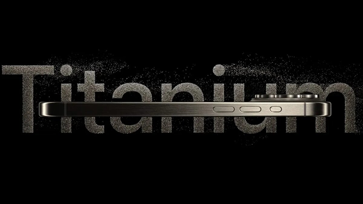 Hatırlanacağı üzere, Apple ilk kez iPhone 15 Pro ve Pro Max modellerinde titanyum kasayı tanıtarak dikkat çekmişti. Ardından bu malzeme iPhone 16 Pro modellerinde de kullanıldı. Ancak sızan yeni bilgiler, iPhone 17 Pro ve Pro Max modellerinde titanyum kasanın olmayacağını işaret ediyor. Bu modellerde alüminyum ya da çelik kasa kullanılacağı öne sürülürken, yalnızca iPhone 17 Air modelinin titanyum kasa ile geleceği iddia ediliyor.