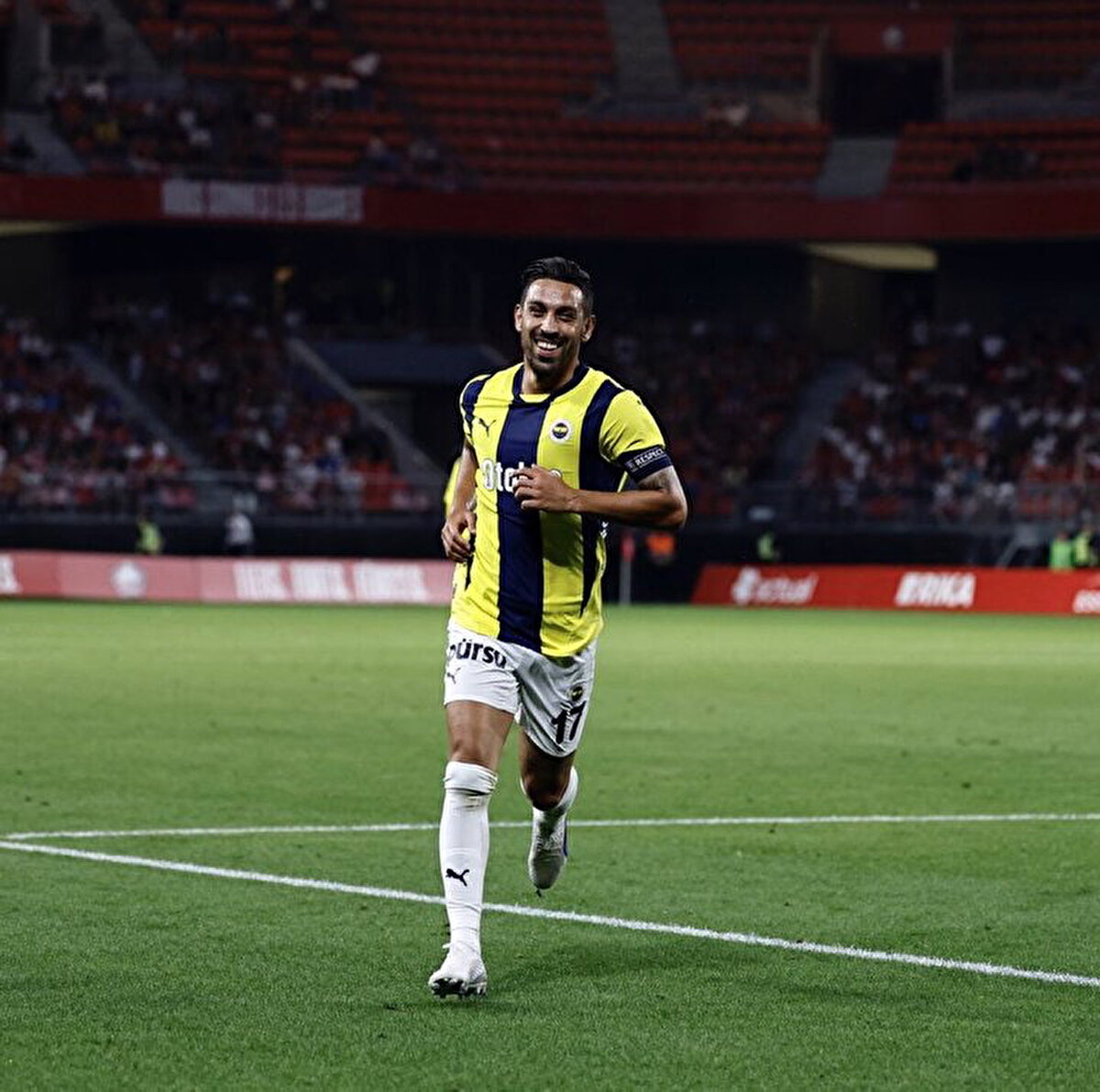 Sarı lacivertlilere 2020-21 sezonu ara transfer döneminde 7 milyon euro karşılığında Başakşehir'den katılan İrfan Can, inişli çıkışlı performansıyla ritim tutturamadı.<br>