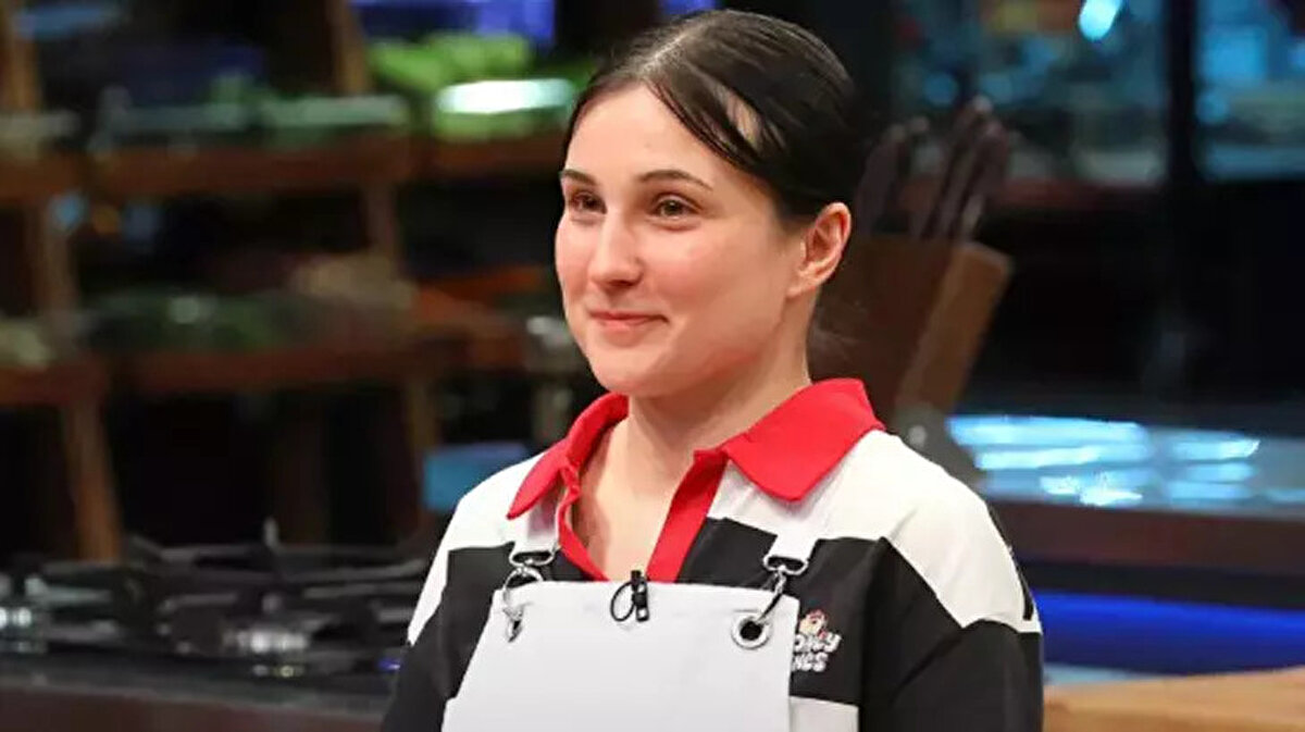 MasterChef ana kadroya giren 5. yarışmacı kim oldu?<br><br>MasterChef Türkiye 2025'te ana kadroya katılan beşinci yarışmacı Hilal oldu. Zorlu etapları başarıyla geçen Hilal, şeflerden tam not alarak MasterChef önlüğünü giymeye hak kazandı. Böylece ana kadroya adını yazdıran beşinci isim olarak yarışmaya devam edecek.