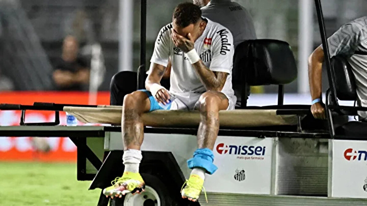 Bu yıl başında futbola başladığı Santos'a dönen Neymar, Brezilya Serie A'da geçen nisan ayında Atletico MG ile oynadıkları maçın ilk yarısında sol bacağından sakatlanmıştı ve yaşadığı sakatlık nedeniyle yedek kulübesini işaret ederek 34. dakikada gözyaşları içinde sahaya terk etmişti.<br>