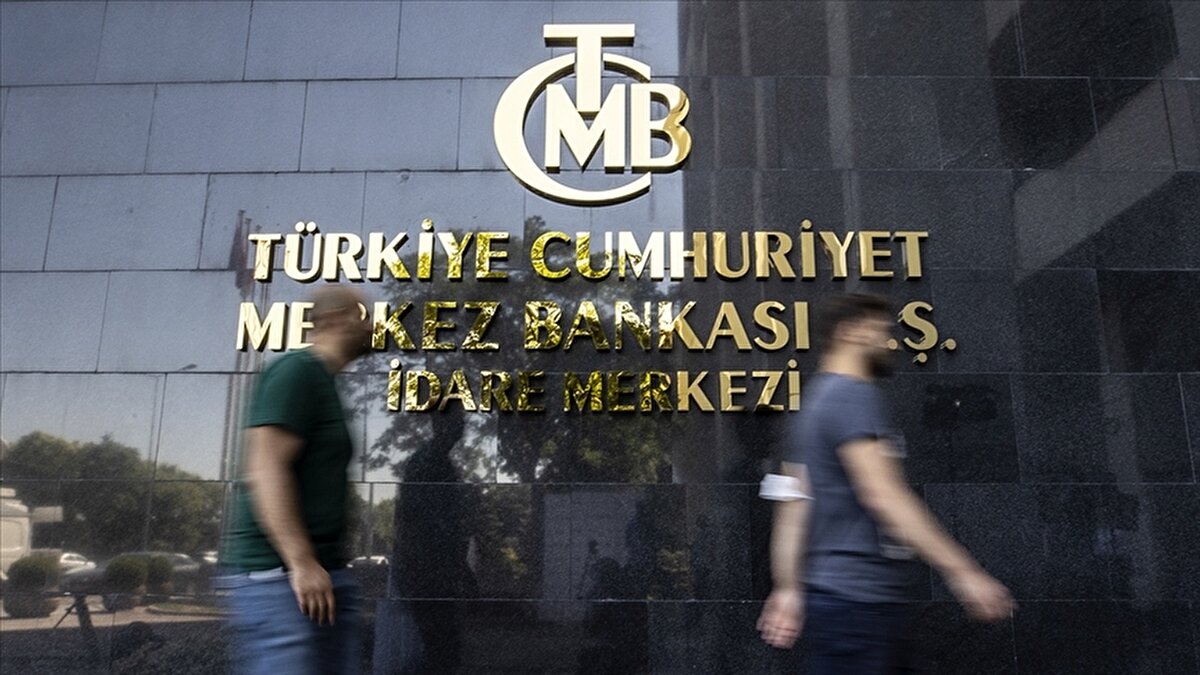 Piyasalarda temkinli iyimserlik<br><br>"Merkez bankası faiz kararı ne zaman açıklanacak 2025?" sorusu özellikle Temmuz ayında daha fazla önem kazandı. Faiz indirim beklentileriyle birlikte piyasalar hareketli bir sürece girmiş durumda. Tüm gözler 24 Temmuz Perşembe günü saat 14.00'te açıklanacak faiz kararına çevrildi. Özellikle yatırımcılar ve tasarruf sahipleri, karar sonrasında döviz, altın ve borsa piyasasında nasıl bir yönelim olacağını dikkatle izleyecek.