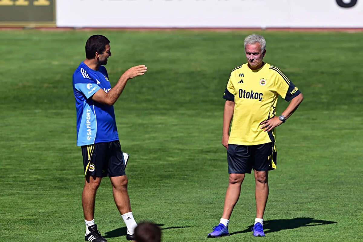 Çalışmalarını Portekiz'de sürdüren Fenerbahçe savunmaya yapacağı transferi duyurmaya hazırlanıyor.<br>