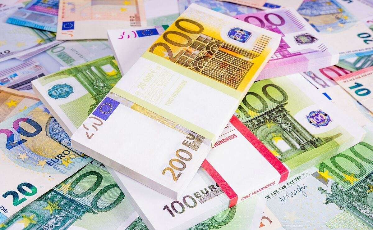 Euro ise güne 46,7874 TL seviyesinden başladı. Sabah saatlerinde euro 46,7715 TL’den alınıyor, 46,9175 TL’den satılıyor. Euro kuru, düne göre yüzde -0,26 oranında düşüş kaydetti.