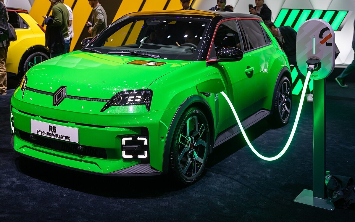 9 saniyede 0’dan 100 km/s hıza ulaşıyor<br><br>120 beygir (90 kW) gücünde elektrikli motorla donatılan Renault 5 E-Tech, 0’dan 100 km/s hıza yalnızca 9 saniyede ulaşıyor. Kompakt yapısı ve dinamik sürüş performansıyla hem şehir içinde pratik kullanım hem de eğlenceli sürüş deneyimi sağlıyor.