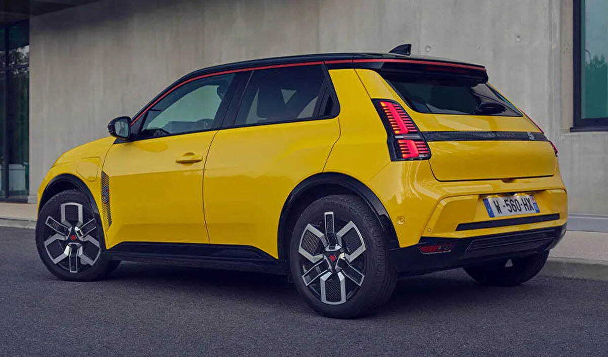 İki farklı motor seçeneğiyle satışta<br><br>Türkiye’de iki farklı donanım seçeneğiyle satışa sunulan Renault 5 E-Tech fiyatları şöyle:<br><br>Renault 5 E-Tech Techno EV40 (120 beygir) – 1.450.000 TL<br><br>Renault 5 E-Tech Techno EV52 (150 beygir) – 1.535.000 TL<br><br>Geniş donanım seçenekleri, modern teknolojisi ve retro tasarımıyla Renault 5 E-Tech, Türkiye elektrikli otomobil pazarında güçlü bir alternatif olarak öne çıkıyor.