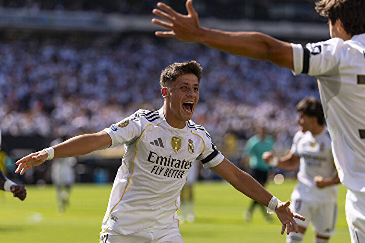 Real Madrid savunmasından top çıkarılırken sürekli olarak gözlerin Arda'yı aradığı ve hücum hattının yaptığı koşularla genç futbolcudan pas beklediği yazıldı.<br>