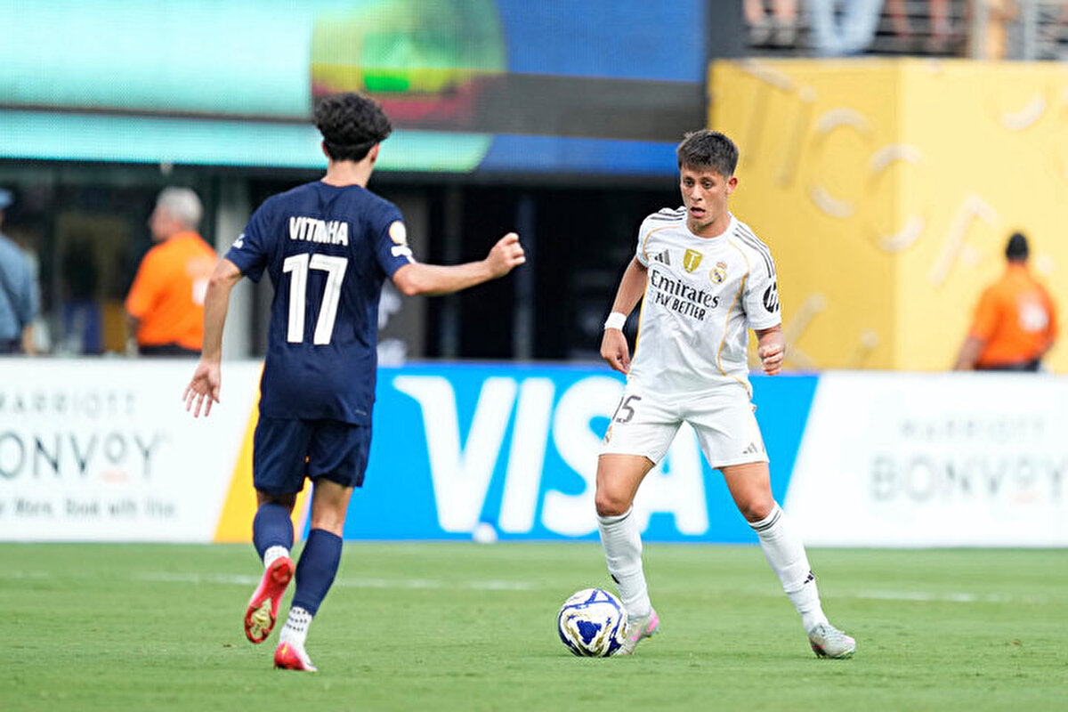 Arda Güler'in yüksek tekniği, pas becerisi ve oyun zekasıyla birlikte Real Madrid'in bu sezon elde etmesi olası başarılarda anahtar isimlerden biri olacağı vurgulandı.<br>