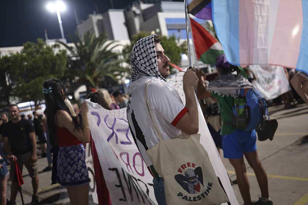  ENEDEP Başkanı Markos Bekris, Asya'dan gemiyle gelen ve içerisinde savunma sanayisinde kullanılacak demir çelik bulunan 5 konteyner dolusu yükün Yunanistan'ın Pire Limanı'na indirilerek, İsrail'e gidecek bir başka gemiye yüklenmesinin istenildiğini aktardı.