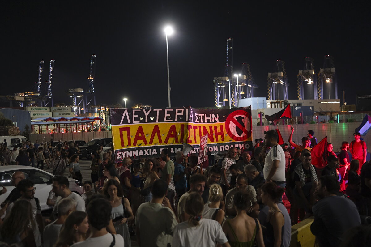 Pire Limanı'nda "Filistin’e özgürlük" sloganı atan eylemciler, askeri amaçla kullanılacak demir çeliğin İsrail'e gönderilmesine karşı çıktı.