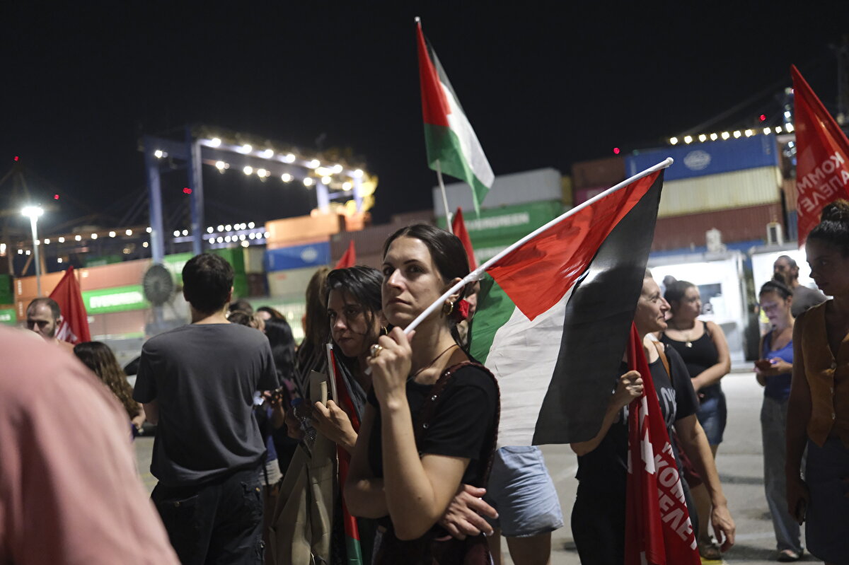 Bekris, "Biz ülkemizin ve limanımızın bu savaşa ve savaşta kullanılacak askeri malzemenin taşınmasına karışmasını kesinlikle istemiyoruz. Bu askeri malzemenin kendi devletini kurmak için mücadele veren Filistin halkına karşı kullanılmasını, kadınların ve çocukların öldürülmesini istemiyoruz. Ellerimizi kire bulaştırmak, masum insanların kanına boyamak istemiyoruz." dedi.