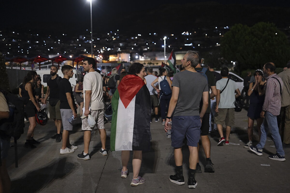 Liman işçilerinin İsrail'e gitmesi planlanan bu konteynerleri taşımayı kesinlikle reddettiğini söyleyen Bekris, "Yük olduğu gibi gemide kalacak ve geldiği yere geri dönecek." diye konuştu.