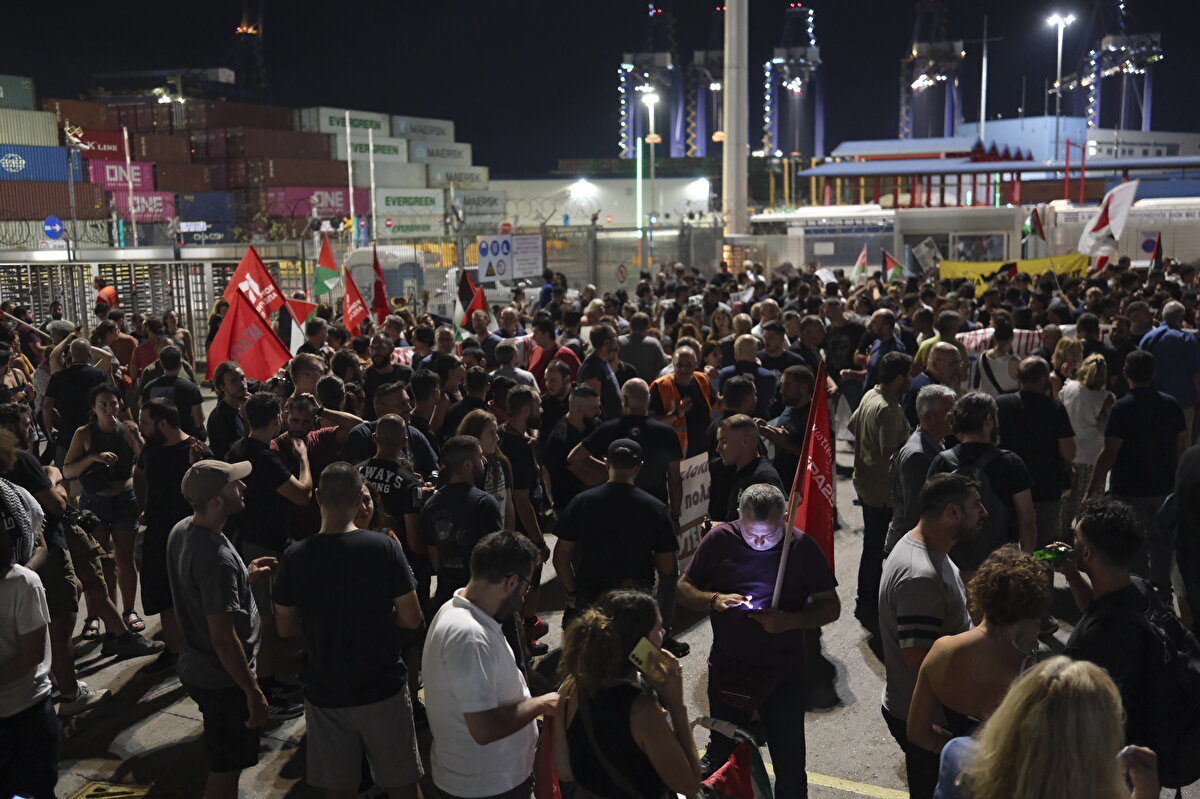 Eyleme, Filistin halkına destek için geldiğini söyleyen ve soyadını belirtmek istemeyen Katerina isimli kadın ise "Filistin'deki soykırımın devam etmesi için kullanılacak askeri malzeme içeren yükün taşınması isteniyor." şeklinde konuştu.