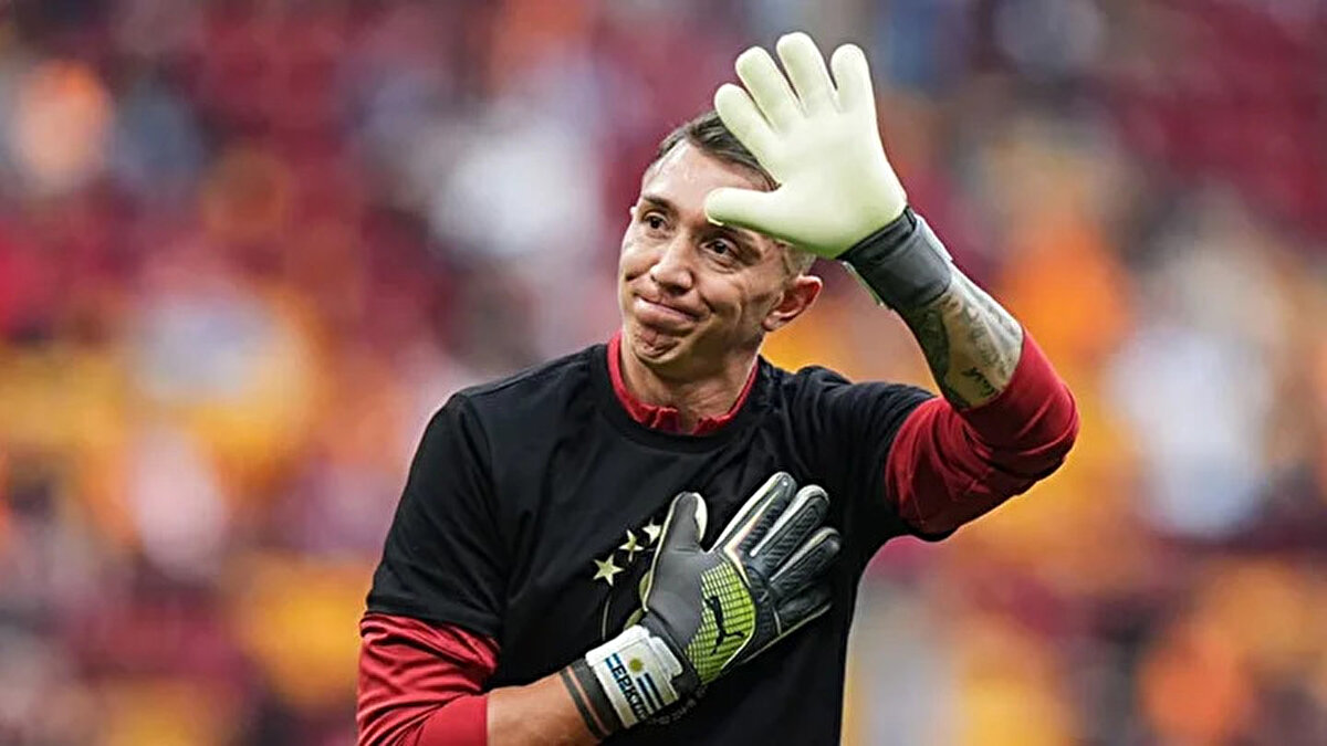 Fernando Muslera sonrası kaleye kimin geçeceği sorusu da yanıt bulmak üzere. Galatasaray’da 5 kaleci adayı masada yer alıyor. 