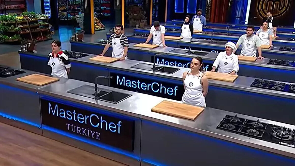 Yeni sezonun heyecan dolu bölümlerine devam eden MasterChef Türkiye 2025'te, dün akşam ana kadroya seçilemeyen yarışmacılar yeniden mutfağa girdi. İlk turda yarışmacılardan yaratıcı yemek yapmaları istendi. Yarışmacılar hünerlerini sergileyerek şeflerden yüksek puan almaya çalıştı.