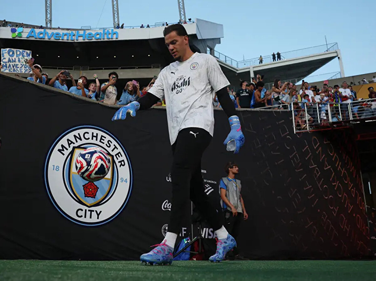 Galatasaray, Manchester City'den yıllık 8 milyon euro alan Ederson'un maaşının yarısı üstlenip kiralama önerisinde bulunacak.<br>